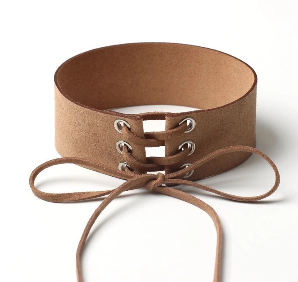 Collar ancho con cuerdas